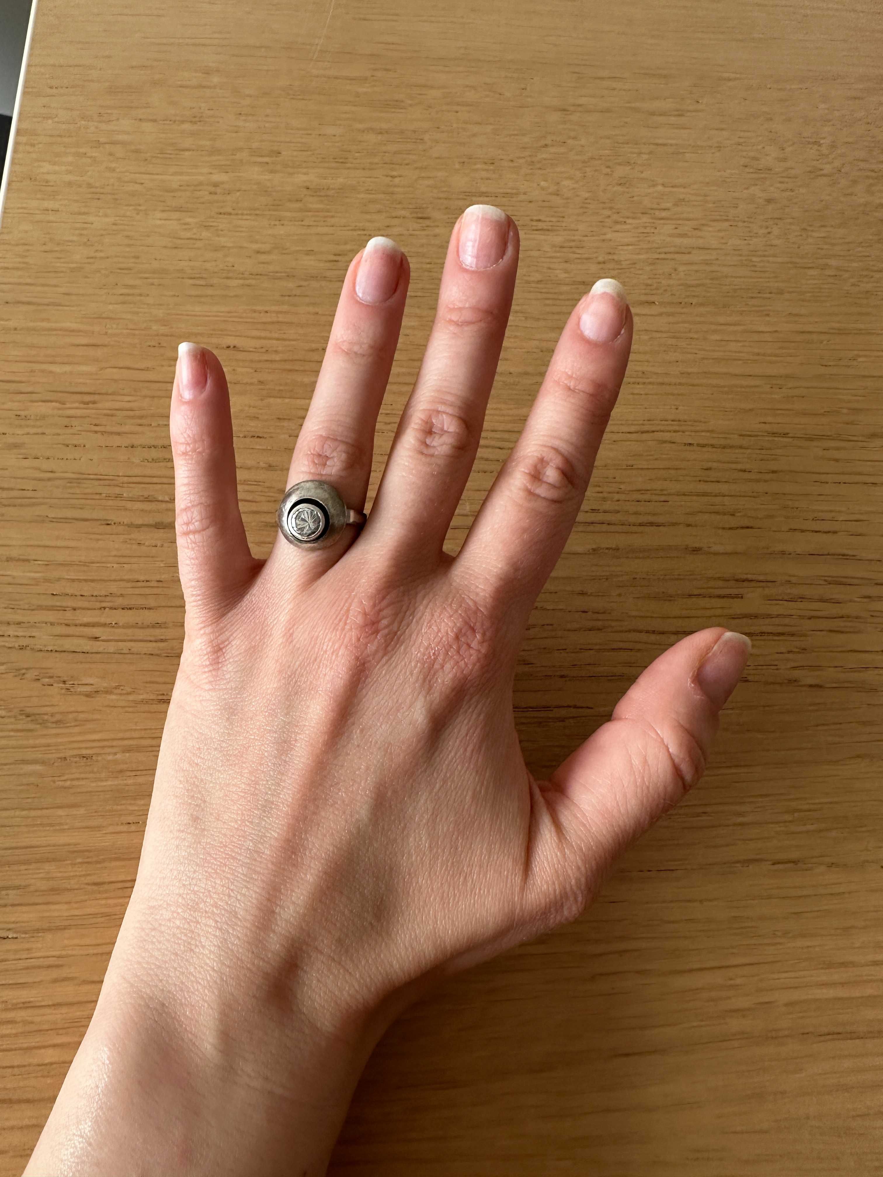 Srebrny zestaw z kryształem górskim: wisiorek, pierścionek, klispy