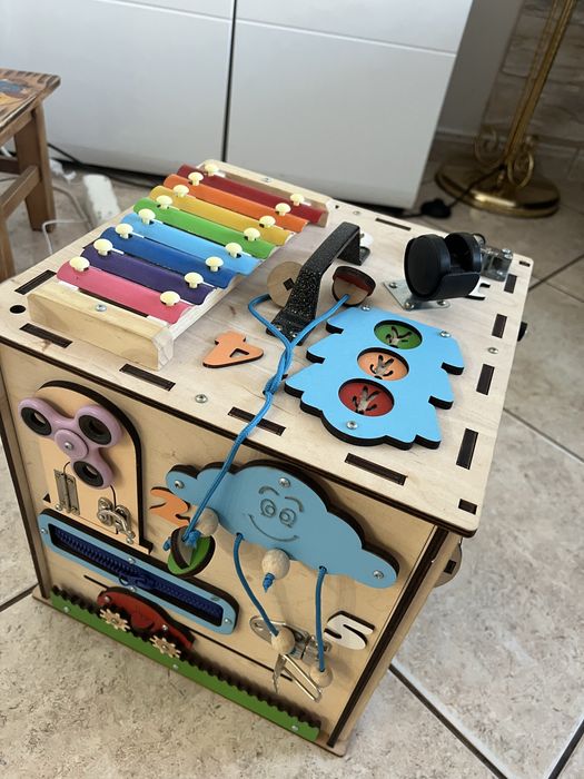 Drewniana kostka manipulacyjna sensoryczna