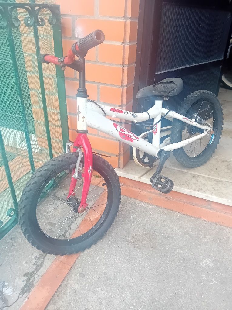 Bicicleta de criança em bom estado.  So precisa de selim e travoes nov