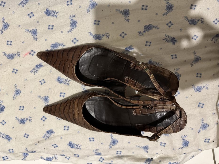 Salto alto castanho slingback