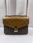 Bolsa Pochette Monogram Métis Reverse da Louis Vuitton