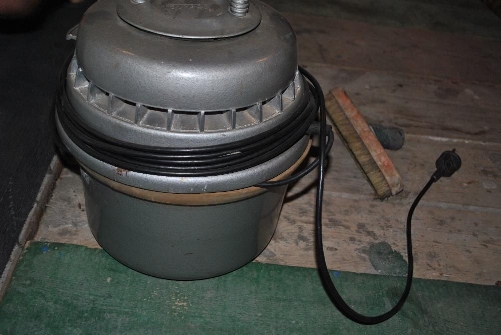 Пылесос Уралец советский