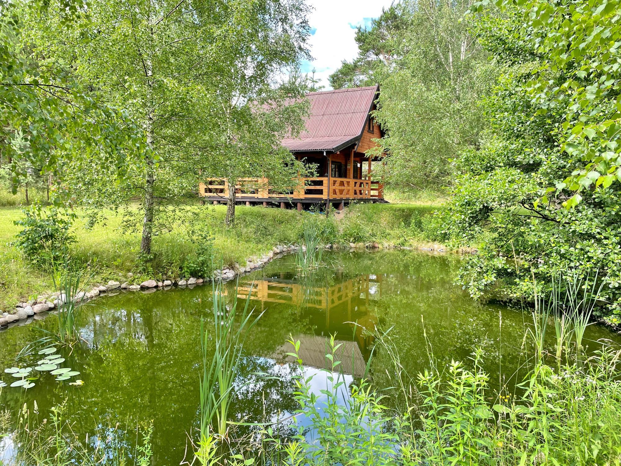 Przytulny domek letniskowy na Mazurach w lesie nad jeziorem Wałpusz