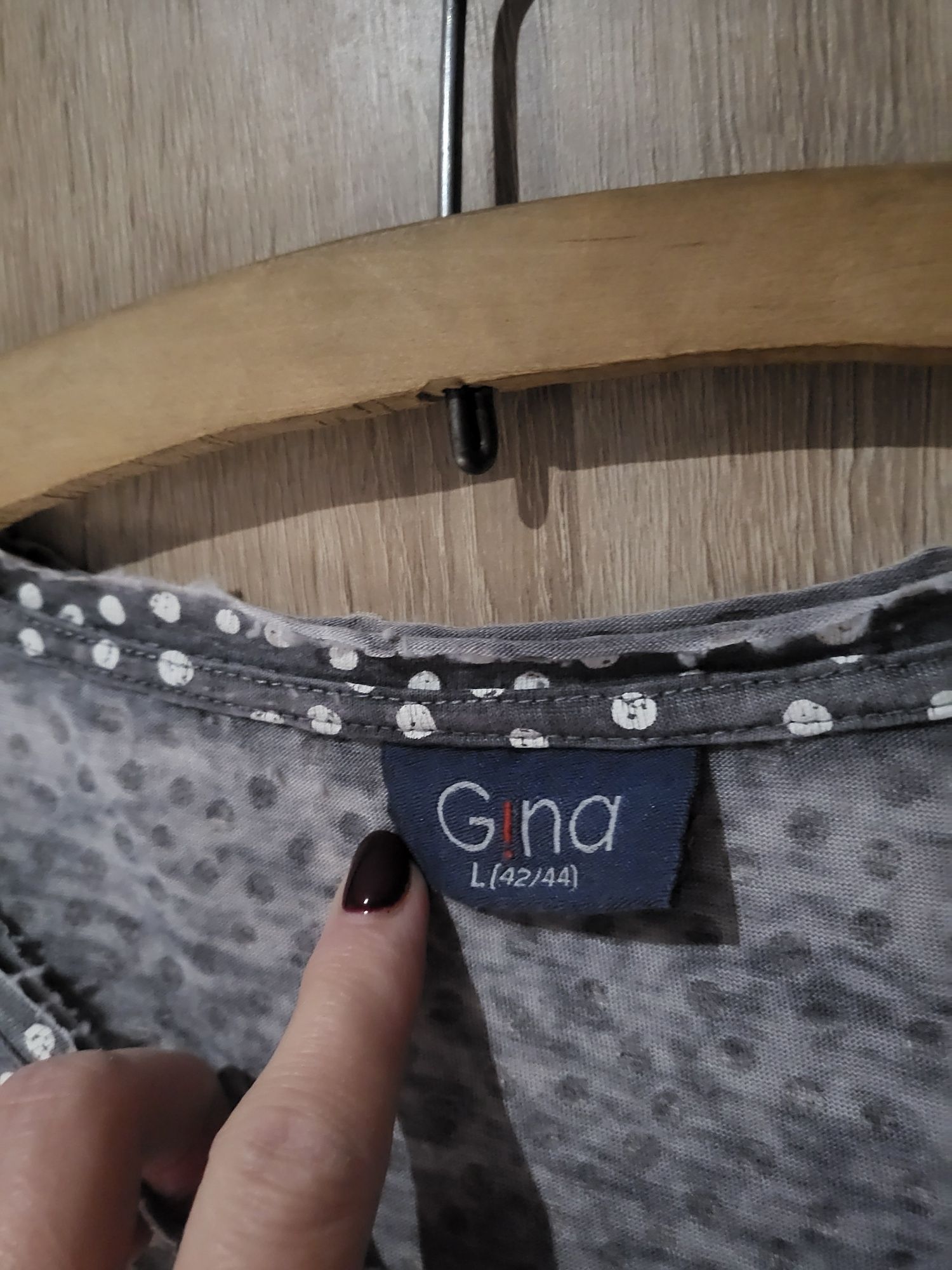 Śliczna szara bluzka w kropeczki z cekinkami Gina 42/44