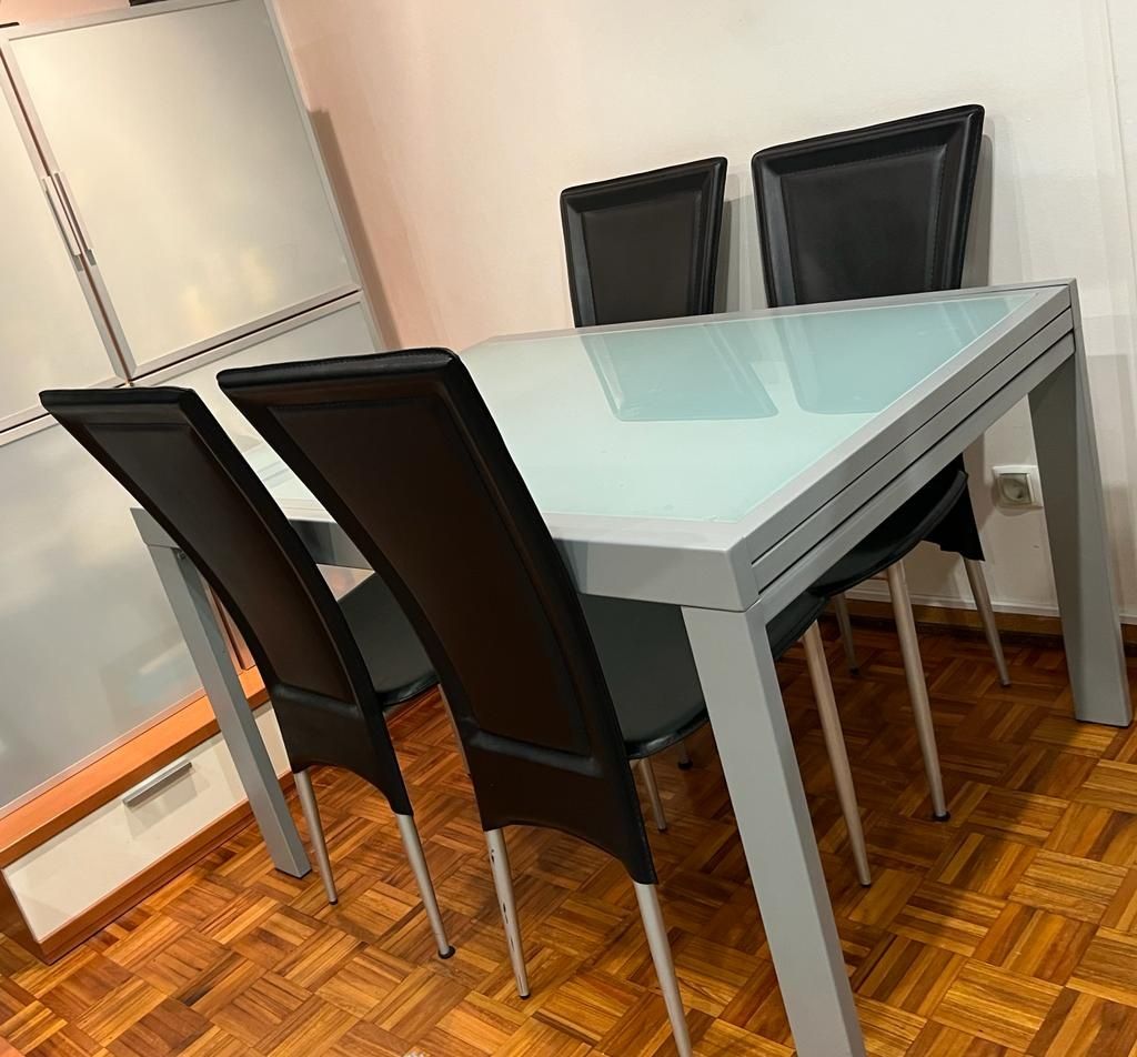 Mesa extensivel mais 4 cadeiras