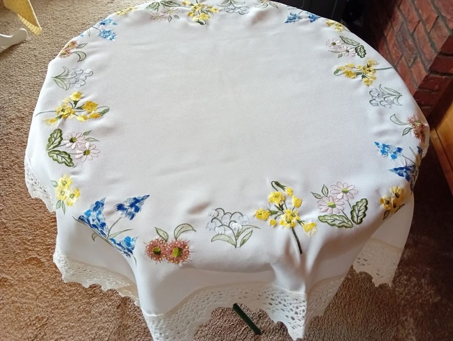 Obrus z haftem kwiatowym