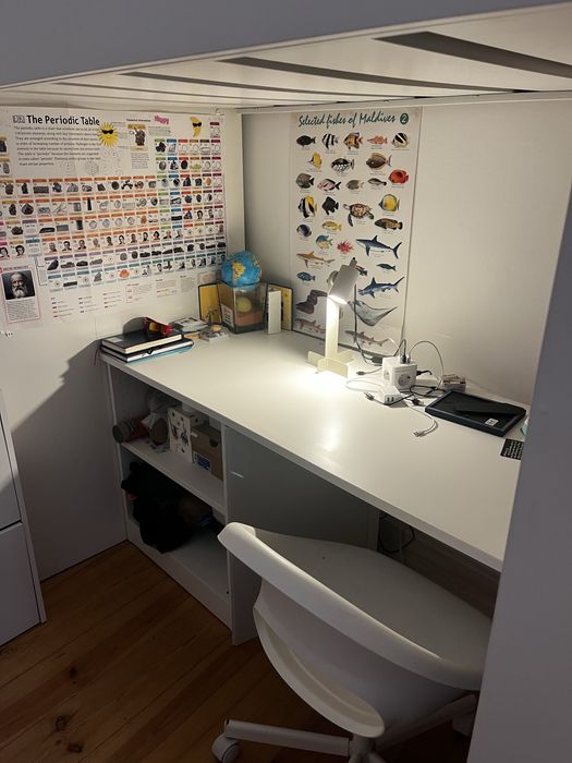 Beliche com secretaria e closet.