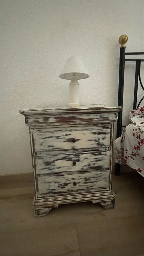Cama de casal com 2 mesas de cabeceira
