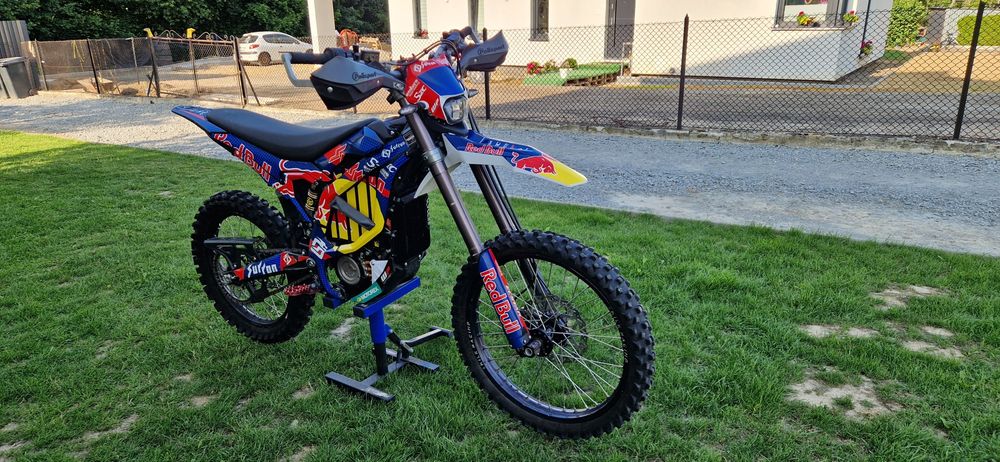 Surron Ultra Bee. Homologacja*Red Bull*Zarejestrowany