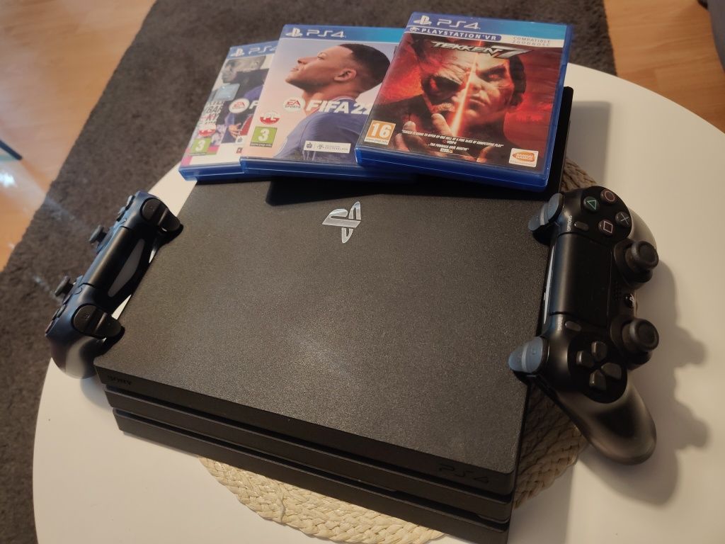 PS4 PRO PlayStation4 stan bdb, 2 pady, gry