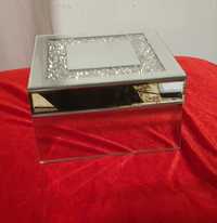 Stylowa szkatułka -srebrna z kryształkami