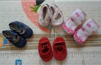 Cztery part bucików niemowlęcych w różnych rozmiarach
