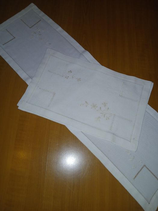 Conjunto  Naperon em  linho bordados