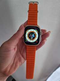 Srebrny Smartwatch na pomarańczowym pasku