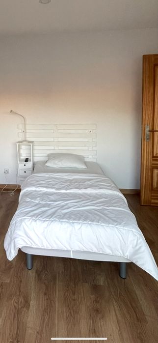 Estrado com 6 pes e colchao 90 x 200