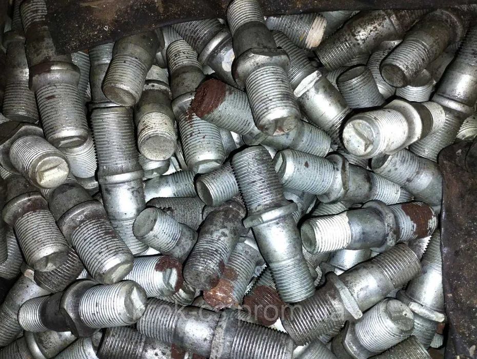 Шпилька переднього колеса ЗІЛ 130 (права,ліва) СРСР