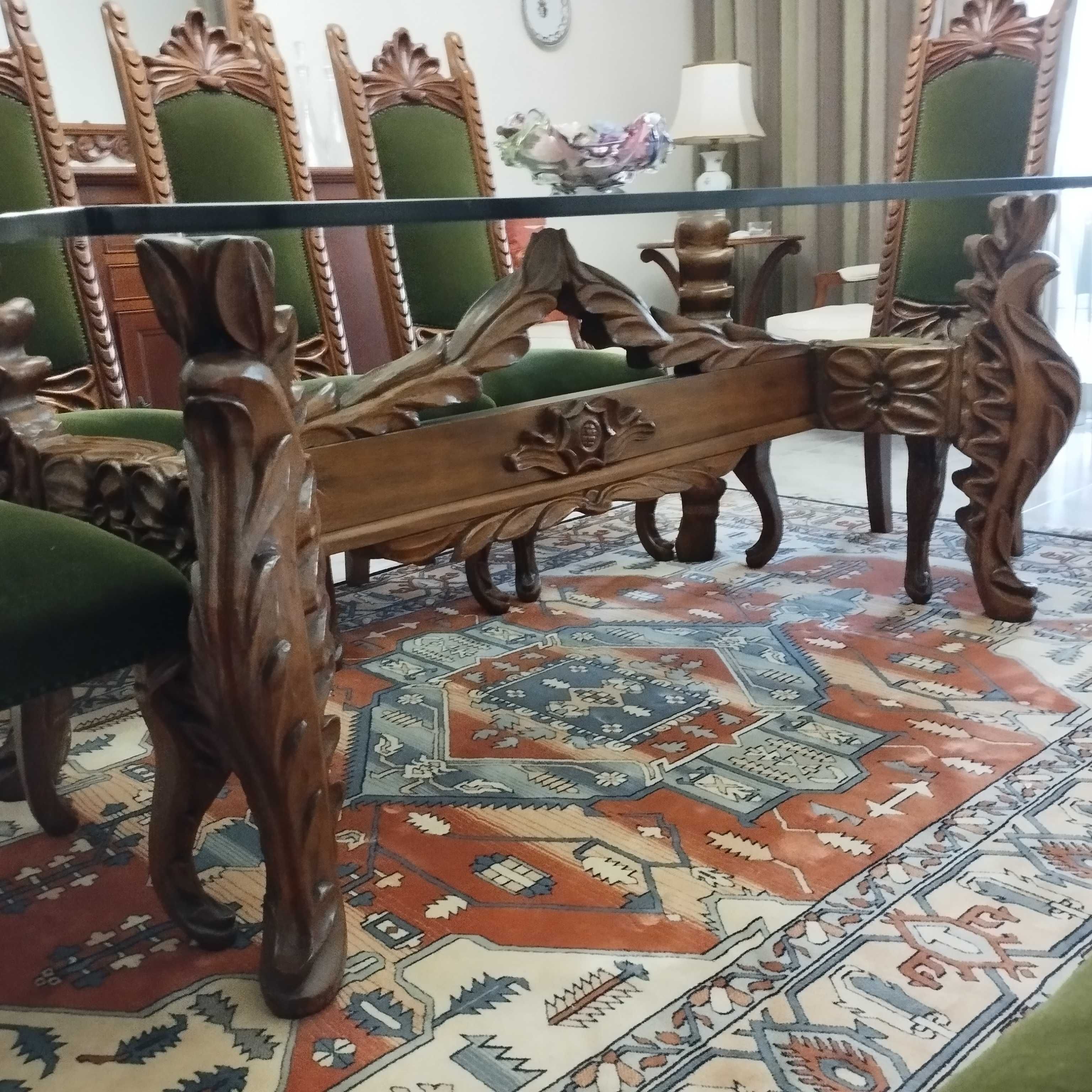 Sala de jantar completa em estilo colonial em madeira maciça
