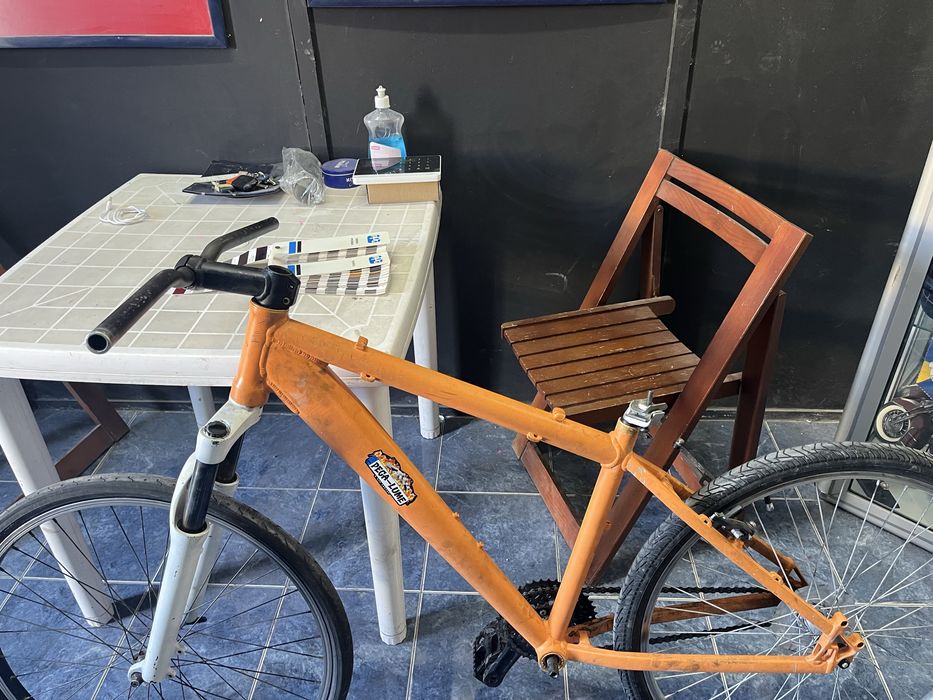 Bicicleta no estado em que está sem rodas