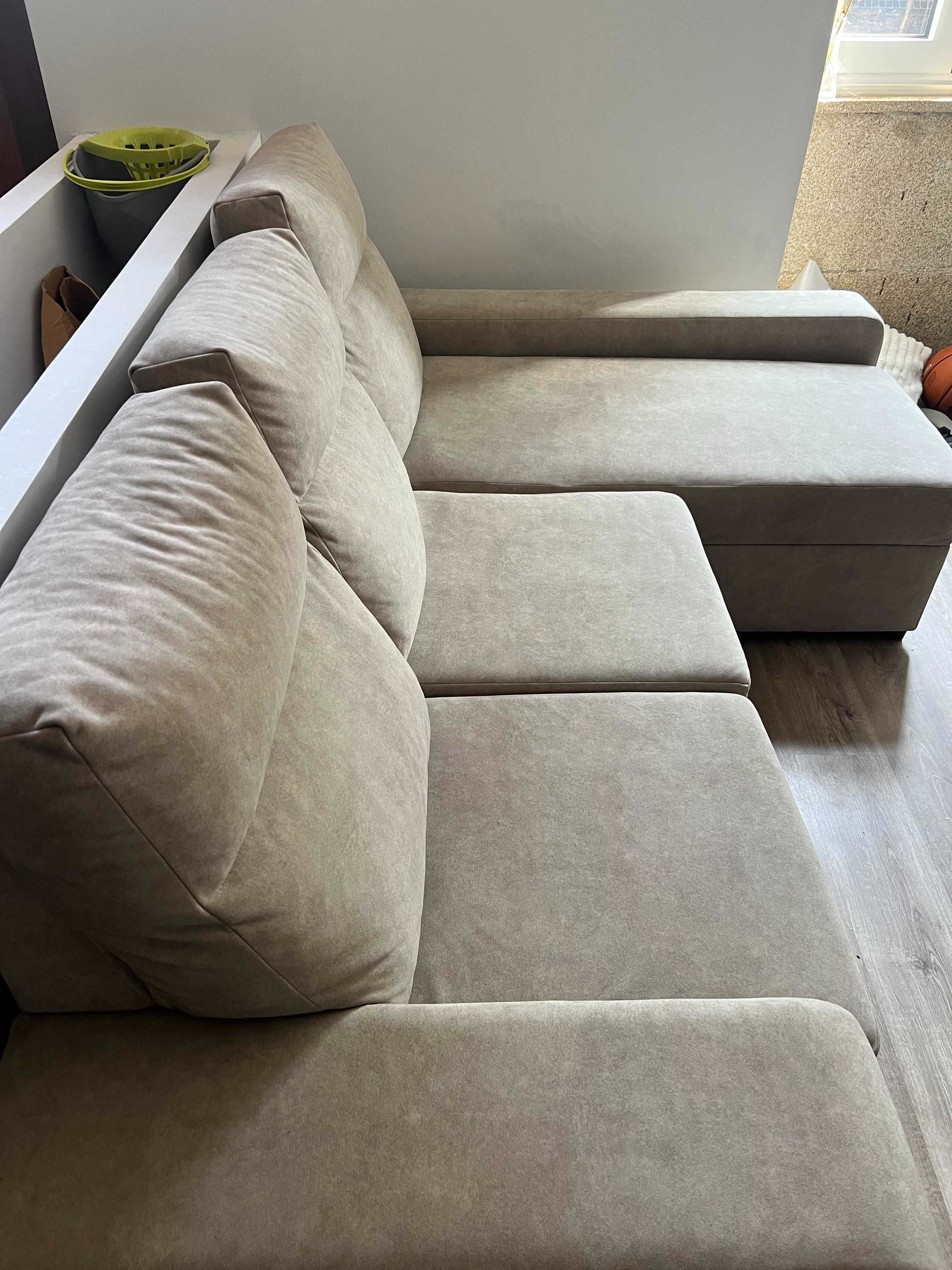 Sofá Chaise Longue com Baú e 2 Puffs