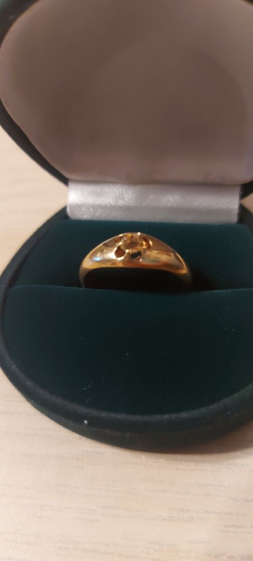 Złoty pierścionek z brylantem 0.25 ct. R14