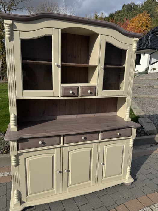 Odnowiony kredens , jasny beż