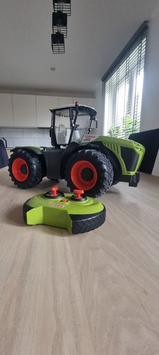 Zdalnie sterowany traktor class