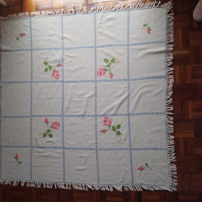 Toalha ponto cruz motivo floral 1,25m x 1,25m