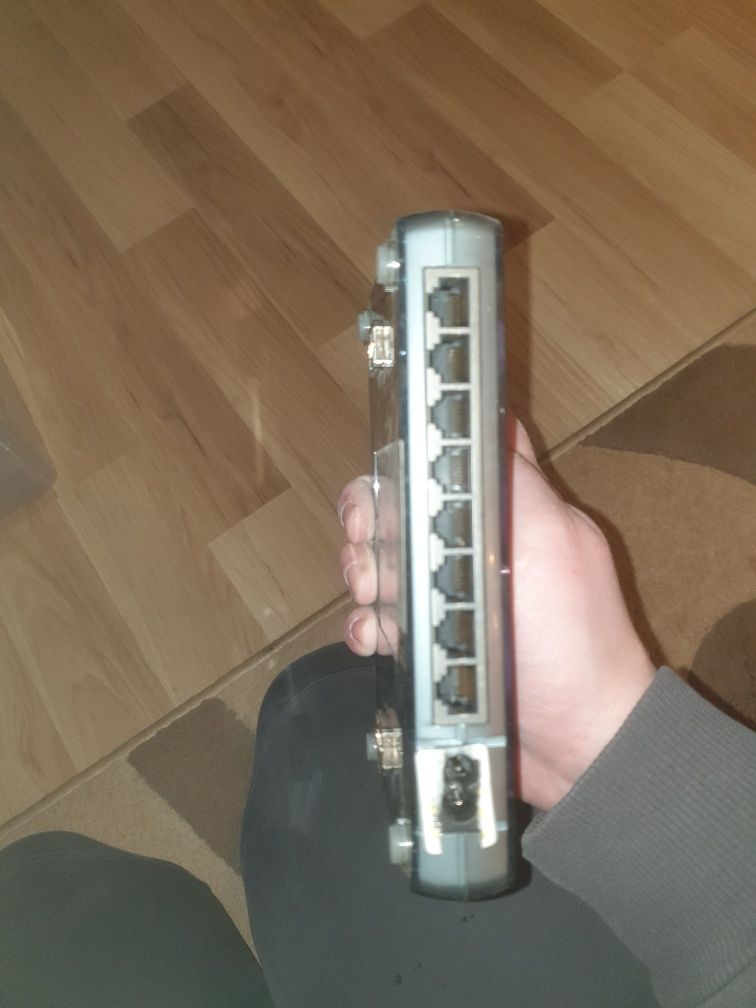 HP  коммутатор (8 x 100 Мбит/с). HP Networking 8 Port Switch