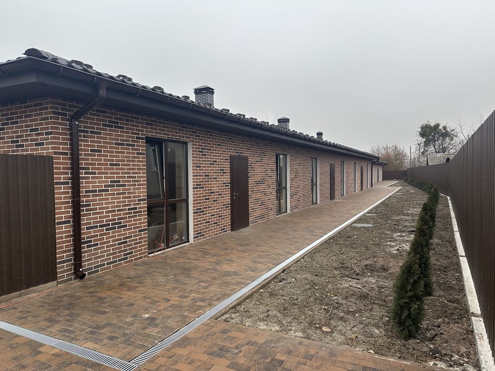 Таунтаус з закритотою територією та великою парковкою 3 сотки землі
