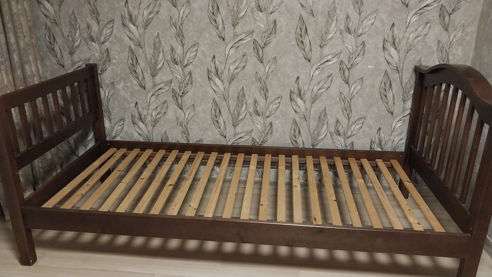 Ліжко односпальне з дерева