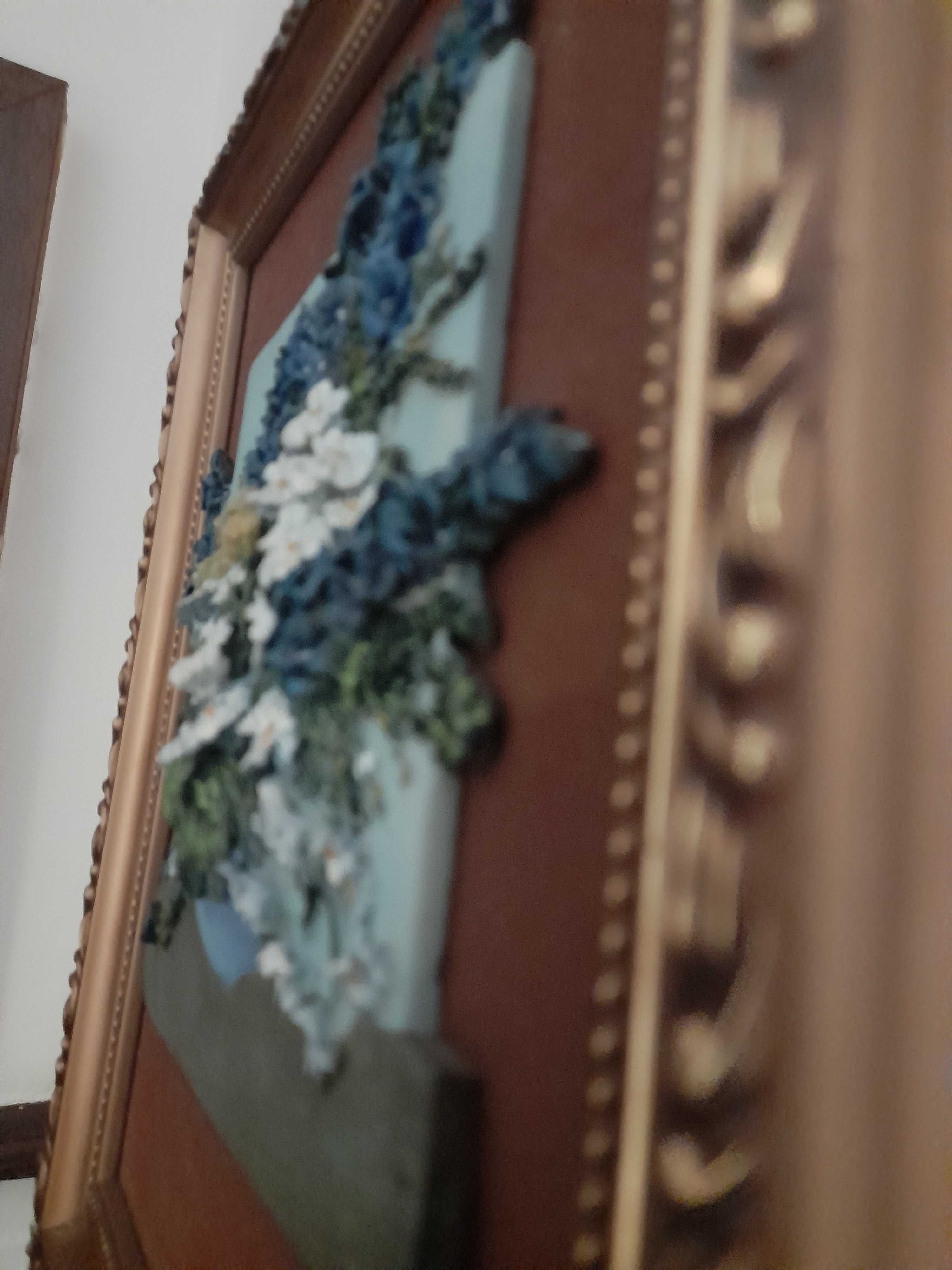 Quadro em relevo com moldura dourada