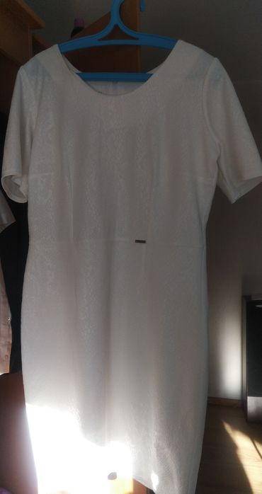 Biała sukienka elegancka wzór skóra węża M