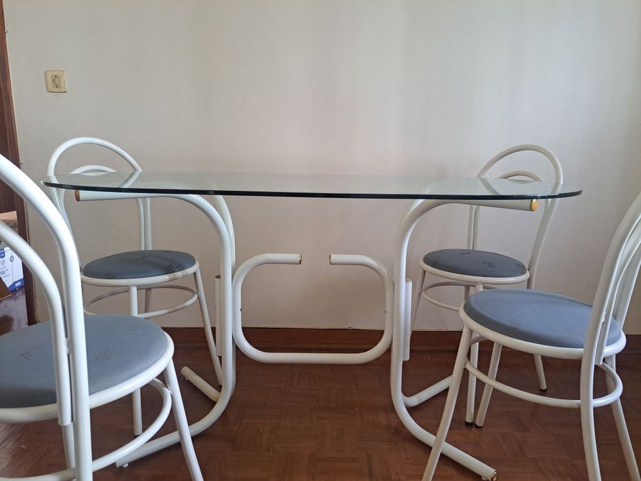Mesa de vidro com 4 cadeiras