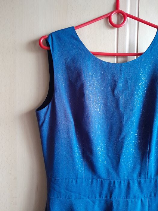 Szaro srebrna długa sukienka z rozcięciem i mieniącymi się drobinkami