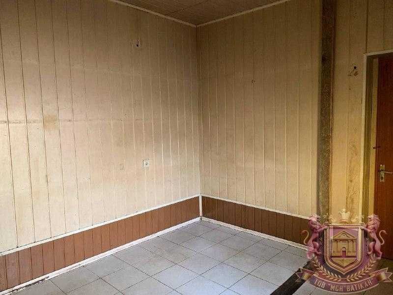 Окреме приміщення 61 м² з великим фасадом на червоній лінії