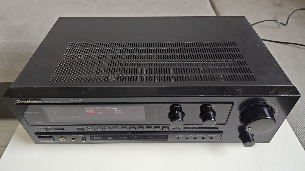 PIONEER SX-221R amplituner stereo Hi-fi.