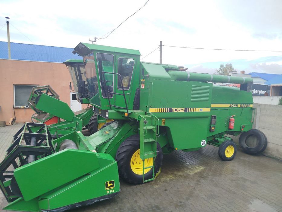 Комбайн зернозбиральний John Deere 1052, 1055