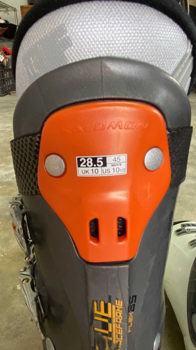 Equipamento de esqui para homem, incluindo botas tamanho 45 e sacos