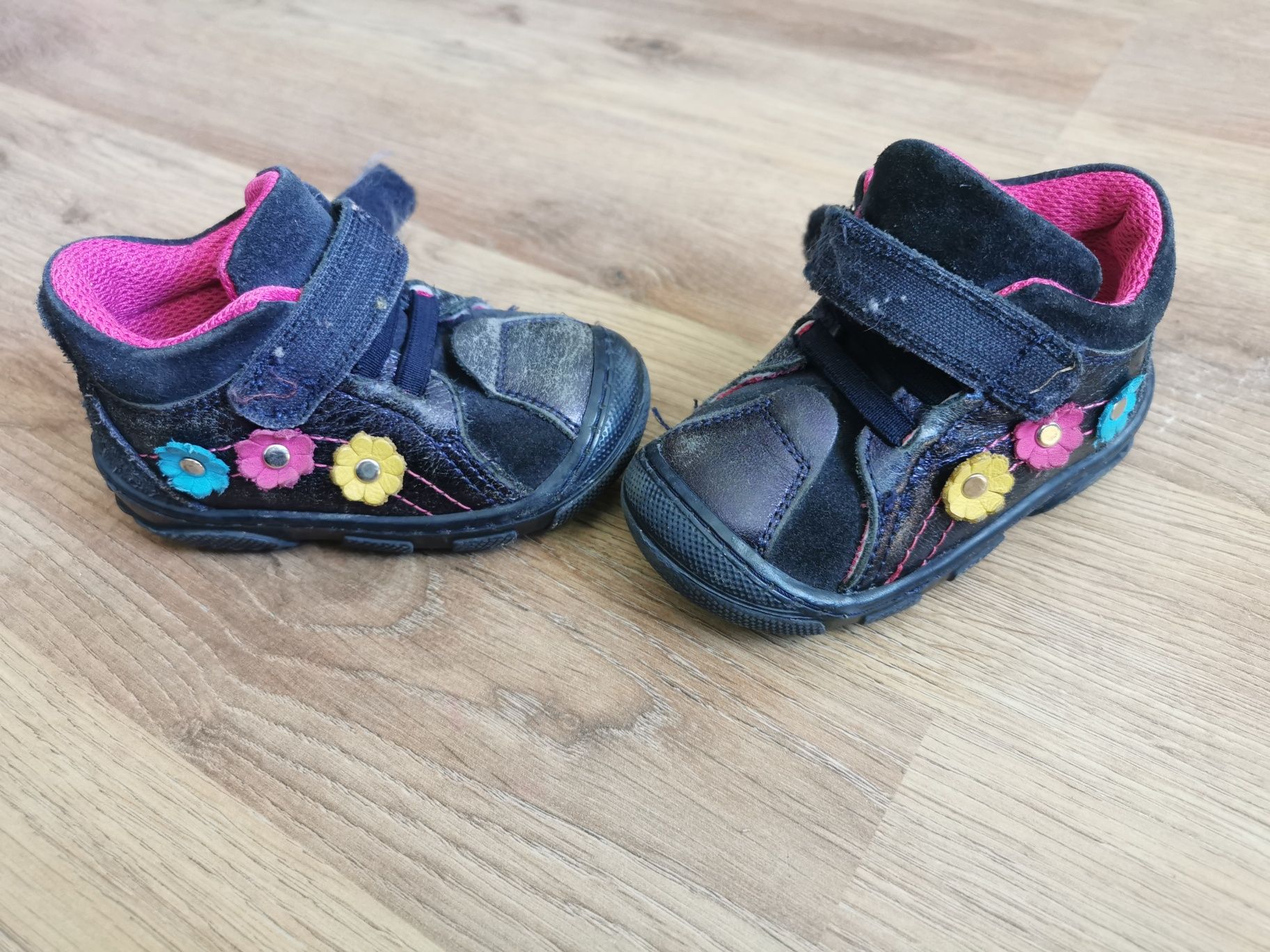 Granatowe buty buciki dla dziewczynki na wiosnę z kwiatkami 20 botki