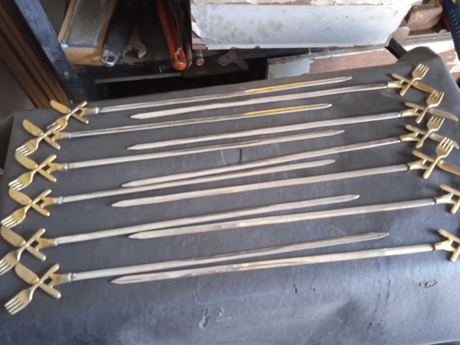 Espetos de metal para churrasqueira