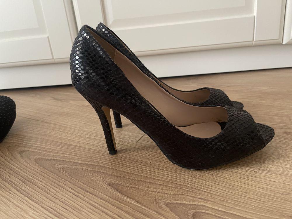 Sapatos e botins pretos