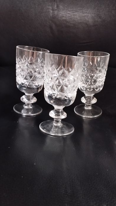 Рюмка хрустальная на ножке.