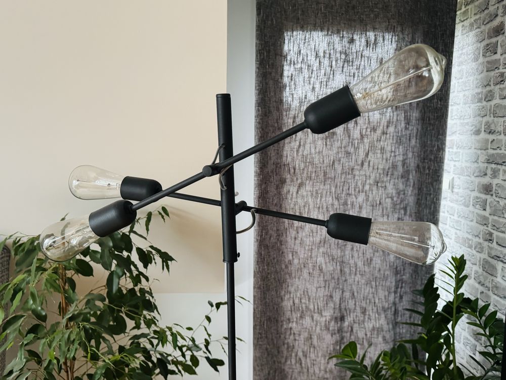 Lampa stojąca z możliwością zmiany położenia żarówek