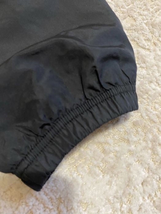 Чорні спортивні нейлонові штани від бренду Nike