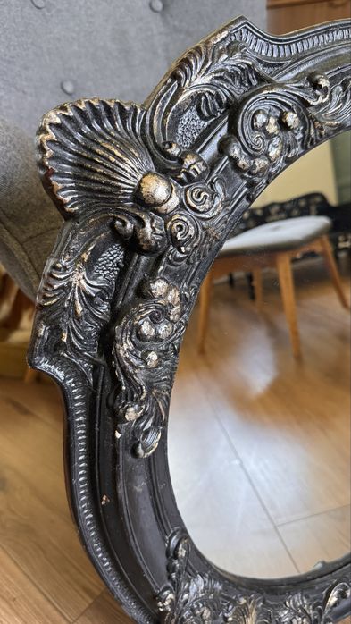 Кругле ретро вінтажне дзеркало в гипсовій рамі.