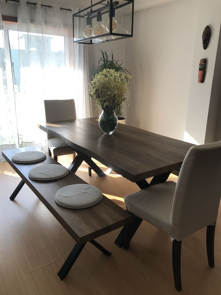 Mesa de jantar 0,90 x 1,80m com 2 bancos e cadeiras conforme foto.