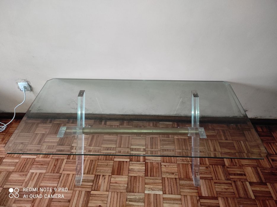Mesa de centro com tampo em vidro.