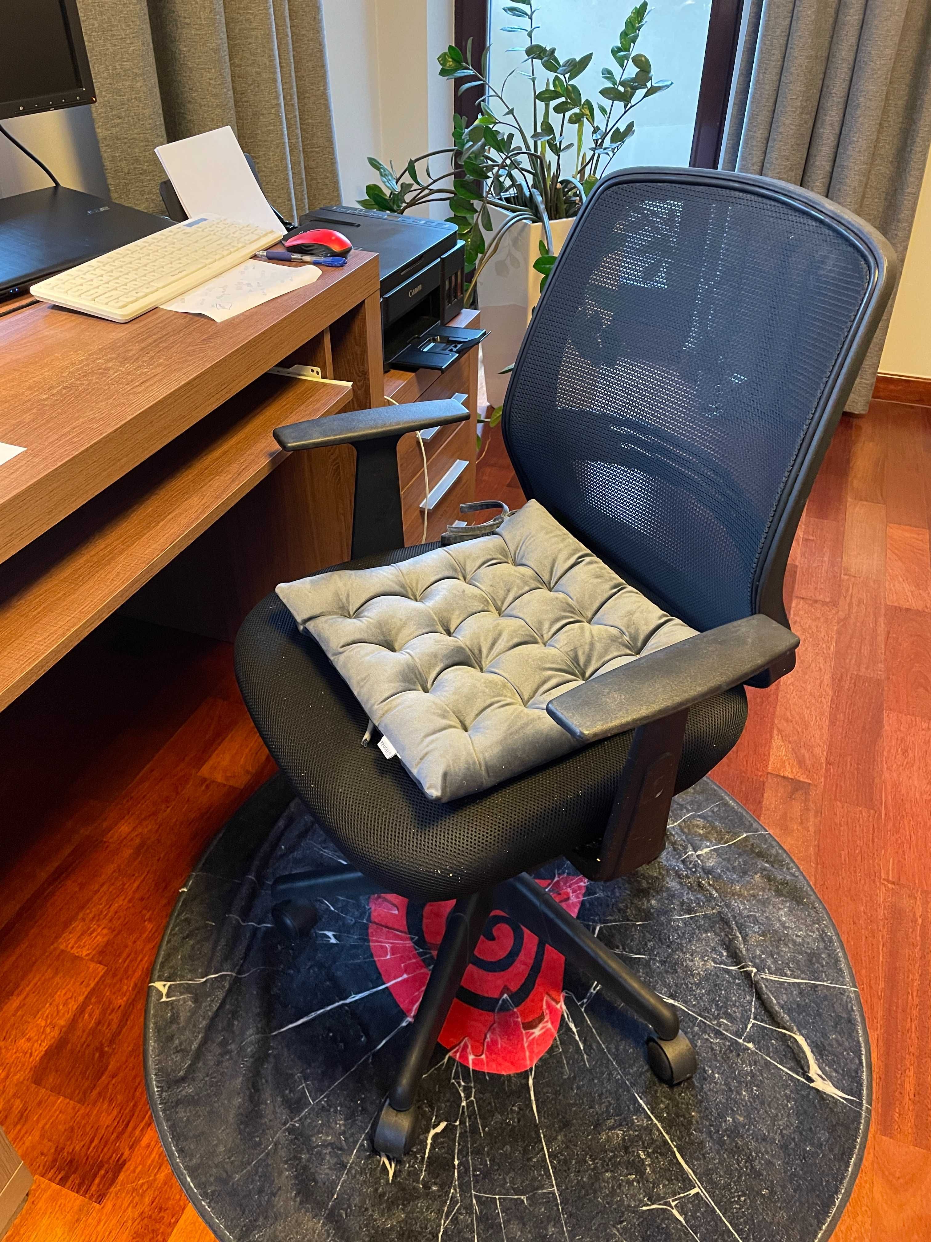 Obrotowe krzesło biurowe