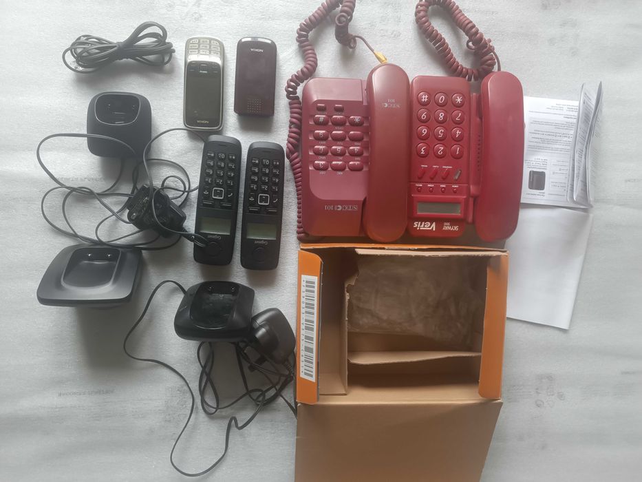 Zestaw starych telefonów