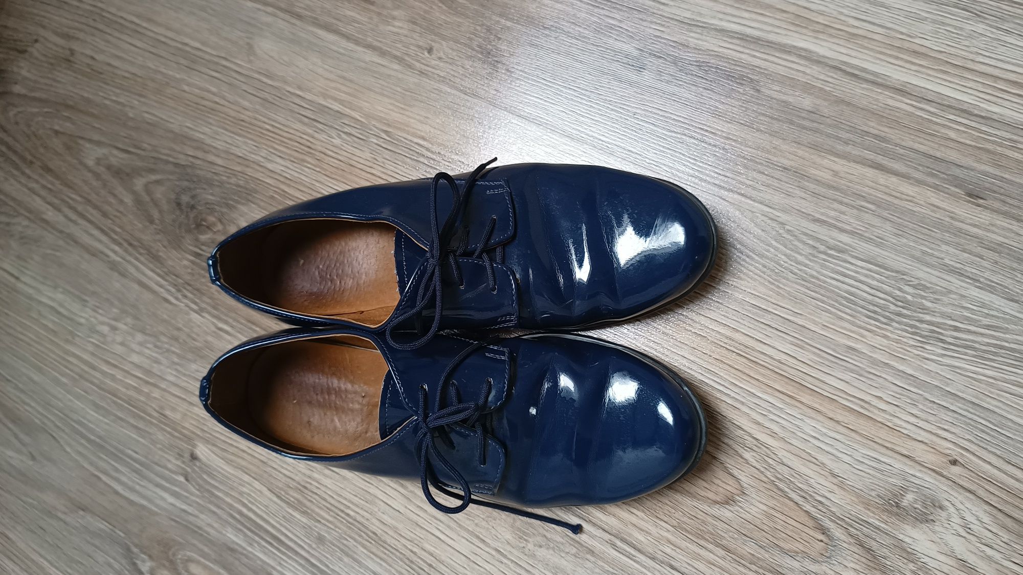 Eleganckie lakierowane buty do komuni niebieskie 36